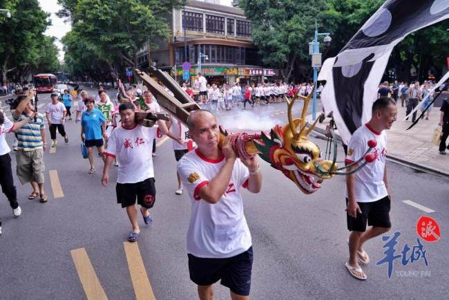 广州荔湾泮塘村举行“起龙”仪式 雄风再现老龙出水