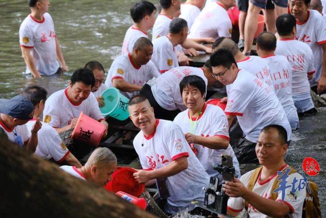 广州荔湾泮塘村举行“起龙”仪式 雄风再现老龙出水