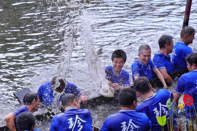 广州荔湾泮塘村举行“起龙”仪式 雄风再现老龙出水