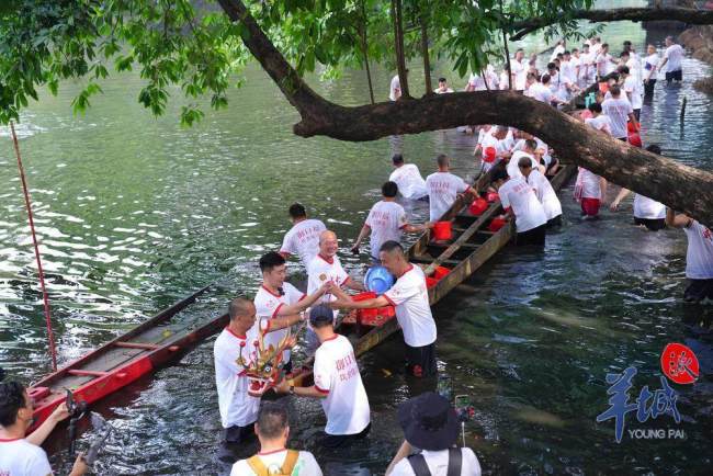 广州荔湾泮塘村举行“起龙”仪式 雄风再现老龙出水