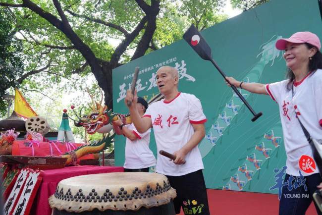 广州荔湾泮塘村举行“起龙”仪式 雄风再现老龙出水