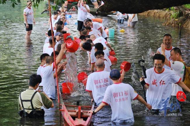 广州荔湾泮塘村举行“起龙”仪式 雄风再现老龙出水